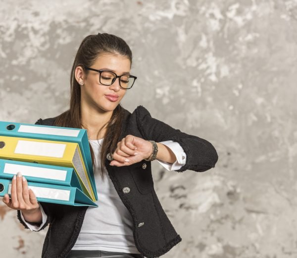 brunette-businesswoman-holding-folders